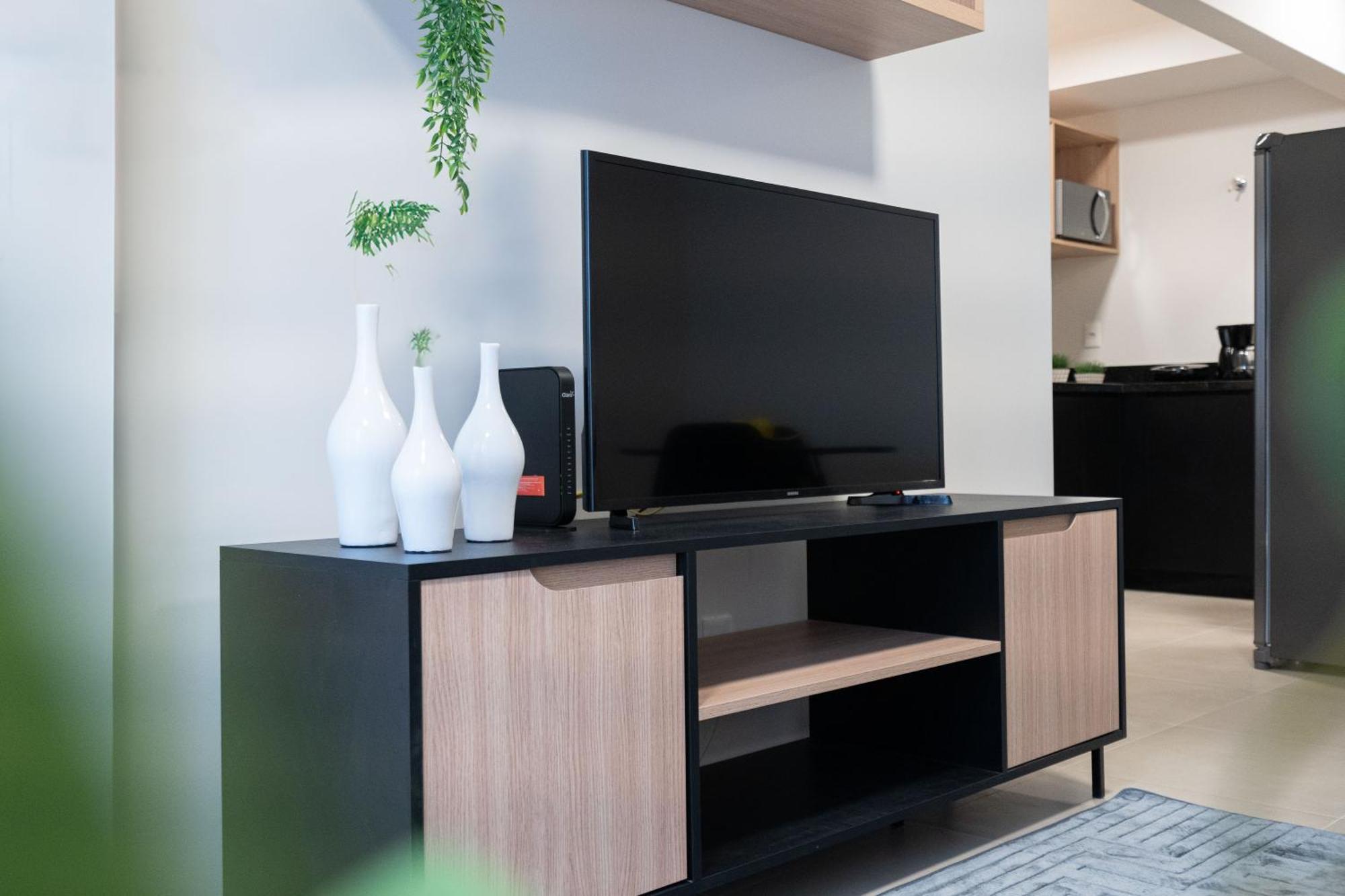 Localizacao Central! A 450 Metros Da Germanica Loft Com Piscina, Ar-condicionado, Wi-fi, Cozinha Completa, Garagem Privativa, Espaco Zen, Academia, Sauna, E Mercadinho 24h